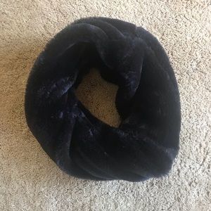 American Eagle black faux fur scarf